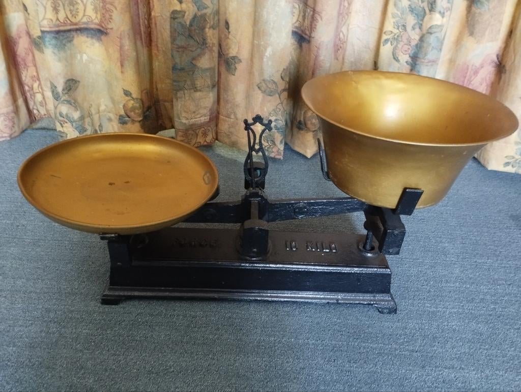 Oude weegschaal met koperen schalen, Elektronische apparatuur, Weegschalen, Ophalen