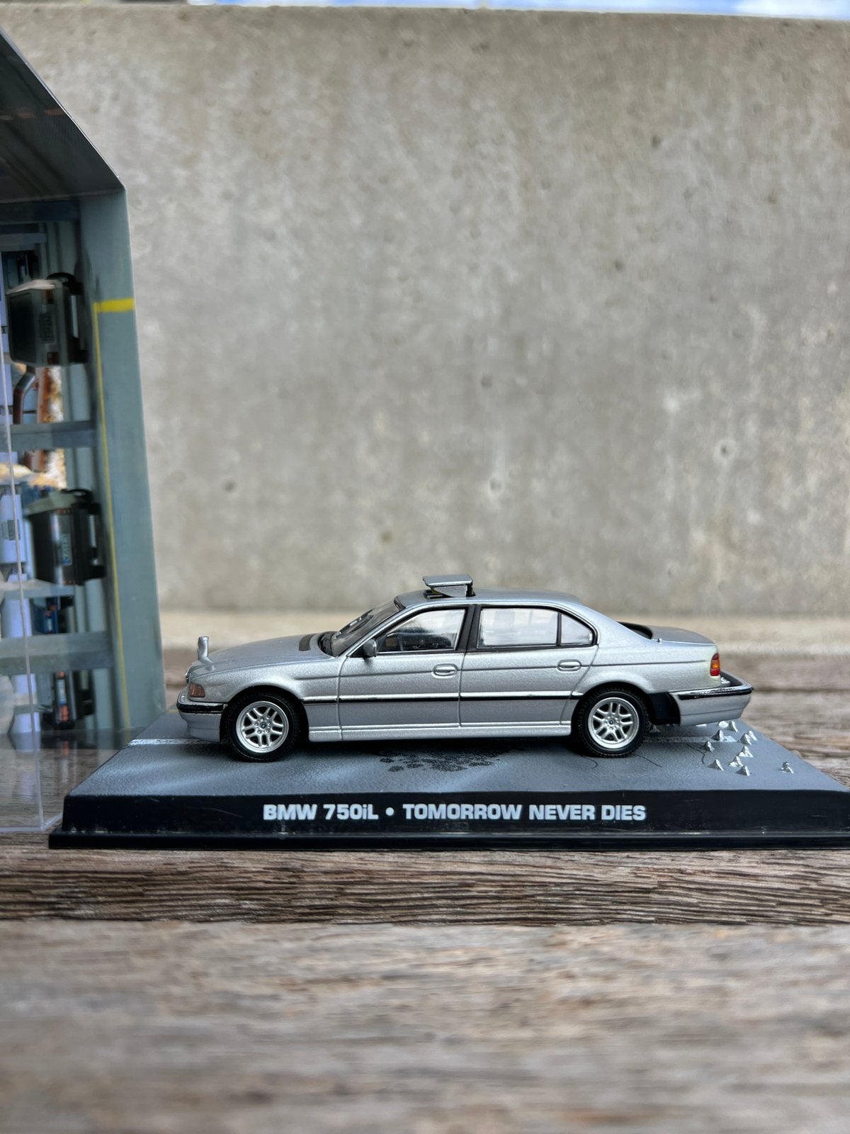 BMW 750IL (E38) James Bond « Demain ne meurt jamais » 1-43, Enlèvement, Comme neuf, Voiture