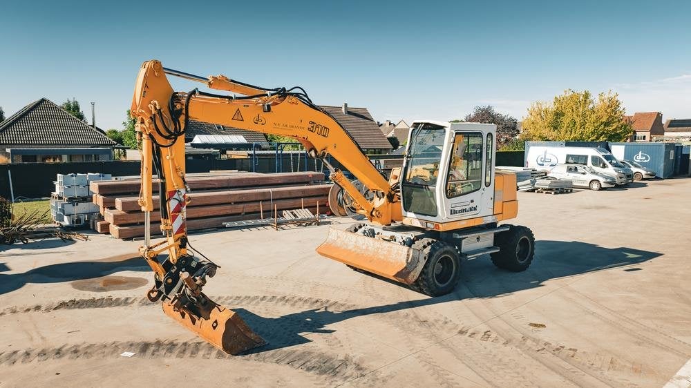 Pelle sur pneus Liebherr A310B de 2001, Excavatrice