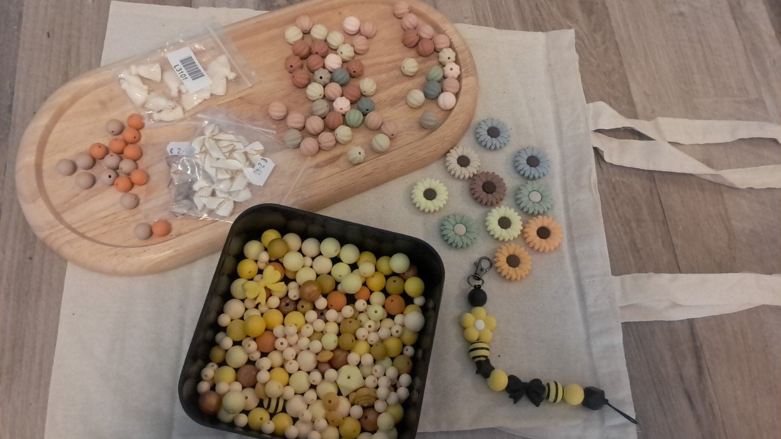 Lot bijen thema geel bruin - bloemen pompoen zonneblo, Hobby en Vrije tijd, Ophalen of Verzenden, Nieuw, Draad