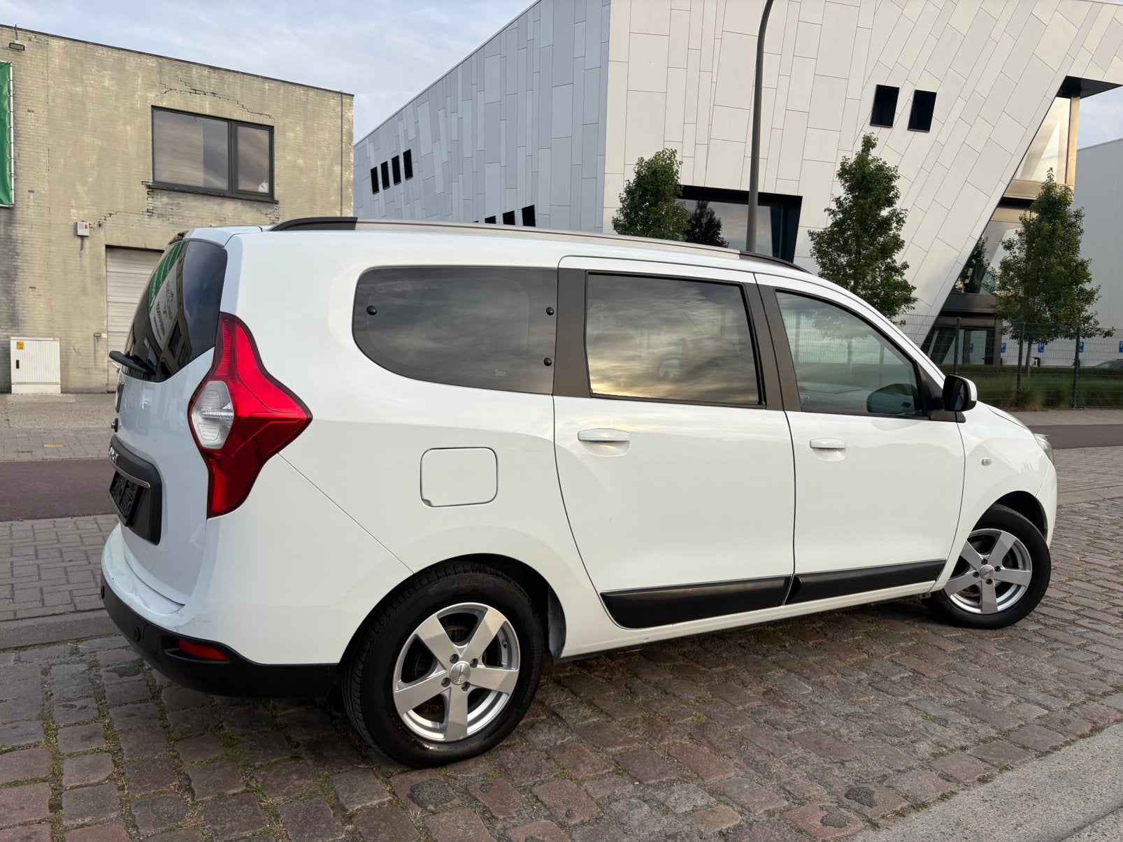 Dacia Lodgy | 12 M Garantie | 110 Dkm | Benzine | 2018 |, Auto's, Dacia, Voorwielaandrijving, 139 g/km, 4 cilinders, https://public.car-pass.be/vhr/6e227d76-3232-454d-9410-c6853709a993