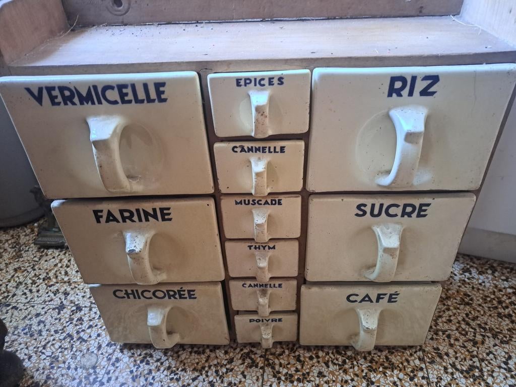 Ancienne étagère à provision, Enlèvement