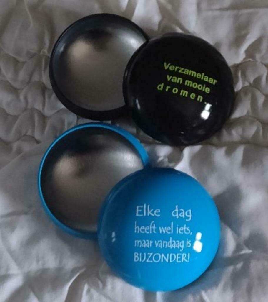 Bedrukte metalen reuzesmarties., Kinderen en Baby's, Kraamcadeaus en Geboorteborden, Ophalen of Verzenden, Nieuw, Kraamcadeau