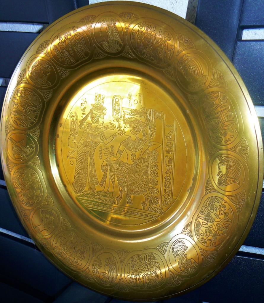 Assiette motif égyptien, Enlèvement ou Envoi