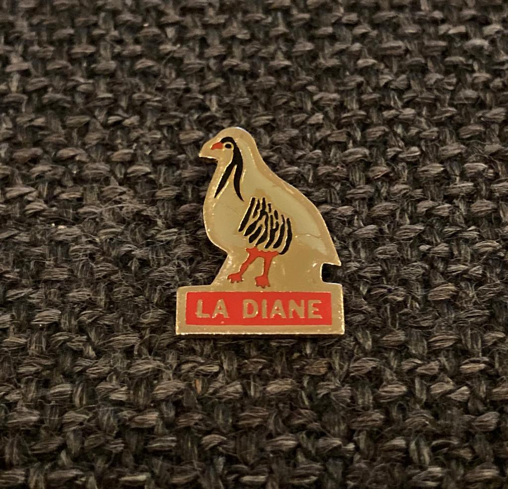 PIN - LA DIANE - VOGEL - OISEAU, Envoi, Utilisé, Autres sujets/thèmes, Insigne ou Pin's