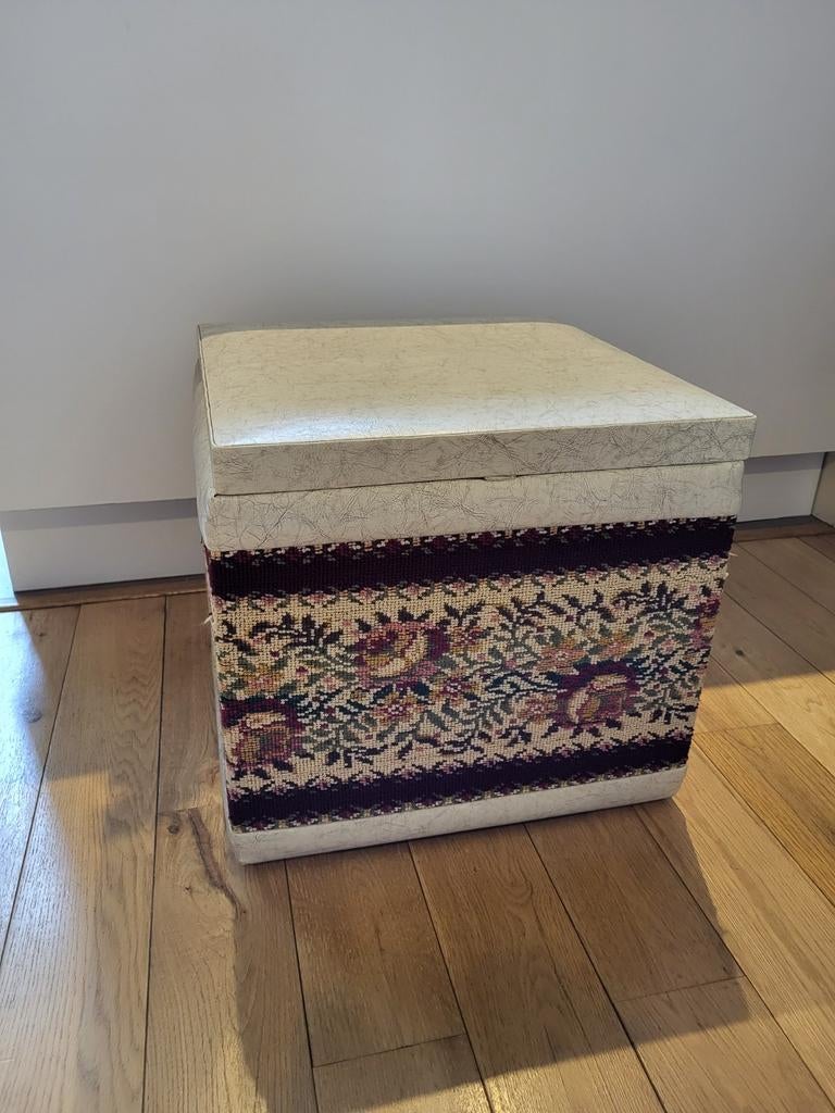Vintage opbergdoos / poef geborduurd, Overige materialen, Minder dan 50 cm, Gebruikt, Minder dan 50 cm