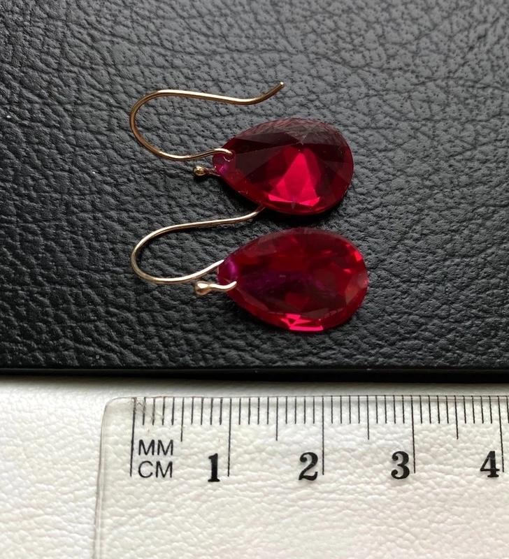 Oorbellen geel goud 9k robijn, Handtassen en Accessoires, Oorbellen, Hangers, Ophalen of Verzenden, Zo goed als nieuw, Met edelsteen
