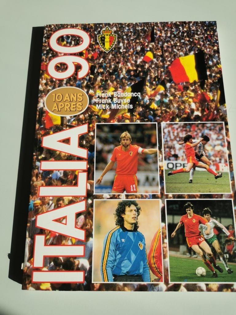 Italia 90 10 après livre 200 pages, Collections, Enlèvement ou Envoi, Comme neuf