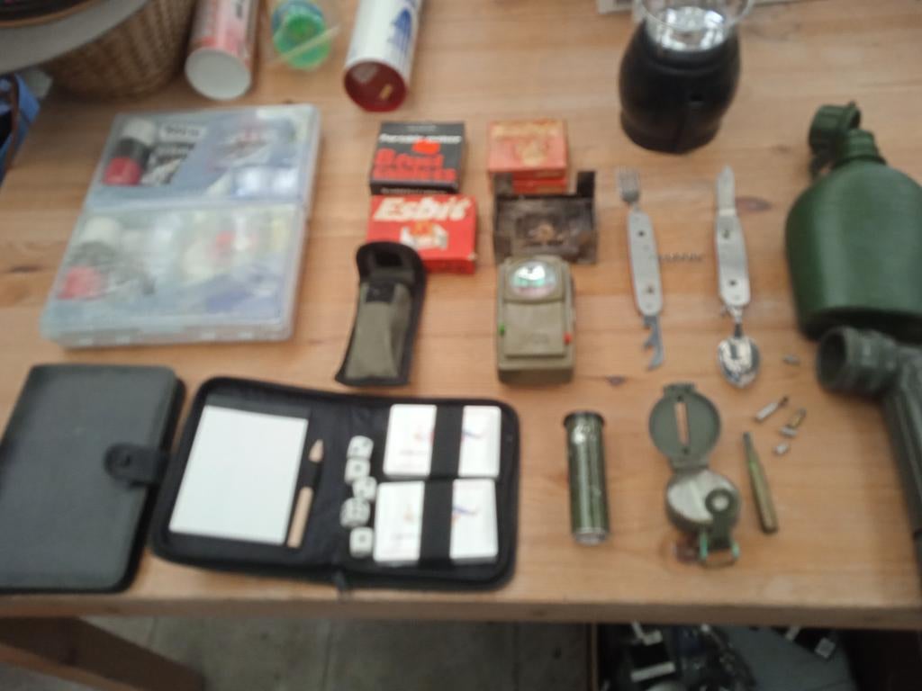 Lotje kampeermateriaal...zak-eetmesset..zaklamp..kompas..., Ophalen, Gebruikt