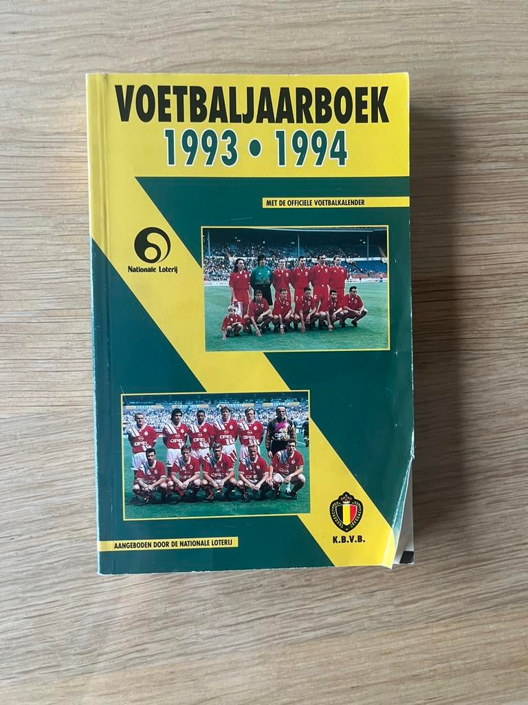 Voetbal jaarboek 1993-1994, Verzamelen, Ophalen, Zo goed als nieuw, Boek of Tijdschrift