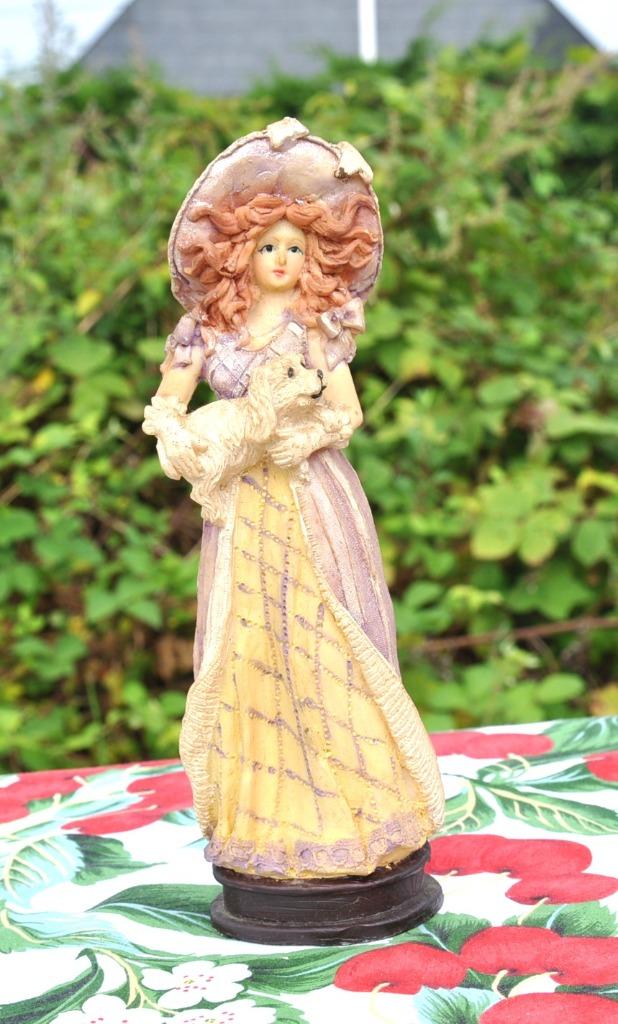 statuette en resine dame avec son chien, Antiquités & Art, Enlèvement ou Envoi
