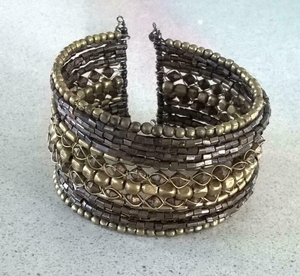 Bracelet en fines perles, ajustable, Neuf, Enlèvement ou Envoi, Avec bracelets à breloques ou perles, Brun