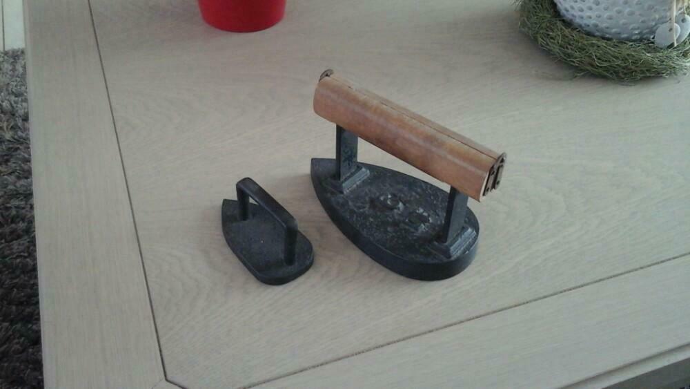 oude strijkijzers met houten handvat, Ophalen