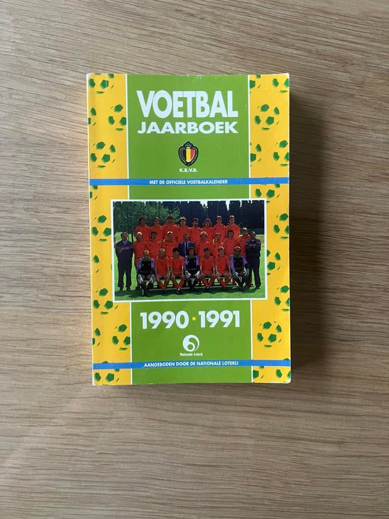Voetbal jaarboek Seizoen 1990-1991, Verzamelen, Ophalen, Zo goed als nieuw, Boek of Tijdschrift