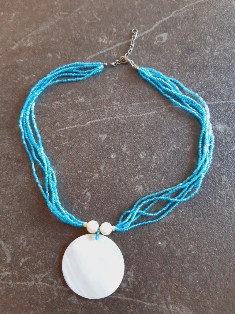 Blauwe ketting en armband, Handtassen en Accessoires, Kettingen, Kunststof, Blauw, Zo goed als nieuw, Ophalen