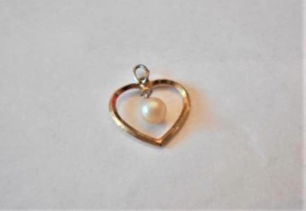 Petit pendentif, en forme de coeur, Bijoux, Sacs & Beauté, Enlèvement ou Envoi, Neuf, Or, Avec perle