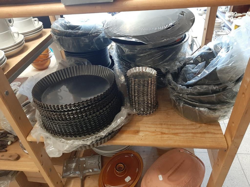 Lot de 100 différents modèles de moules à tartes, etc...., Enlèvement, Neuf