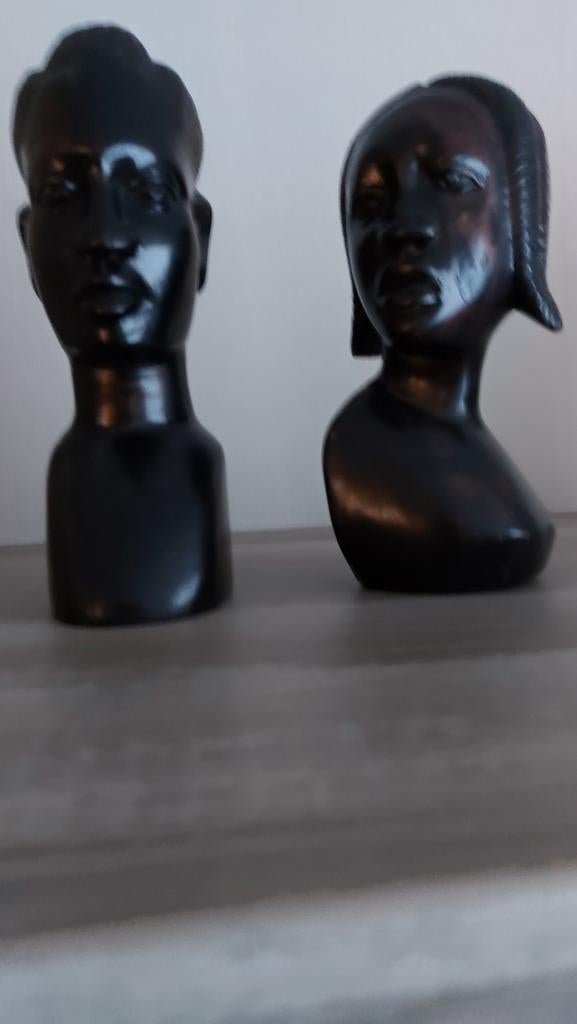 2 ebbenhouten beeldjes. Sculptuur. 20 hoog, Ophalen