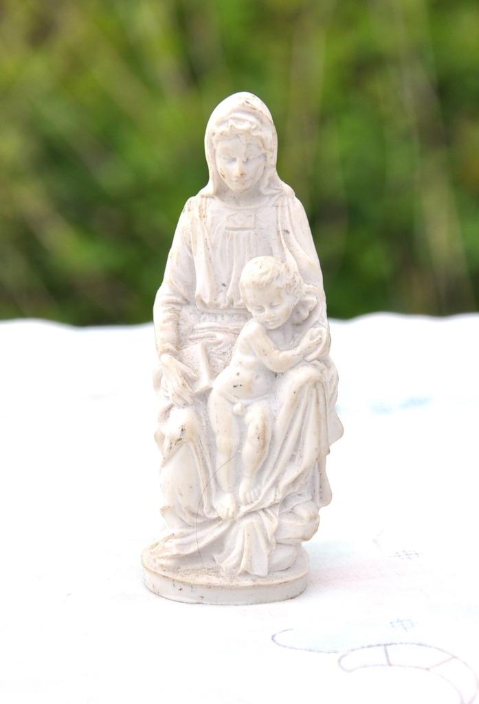 vierge au livre et a l'enfant assise en resine, Enlèvement ou Envoi