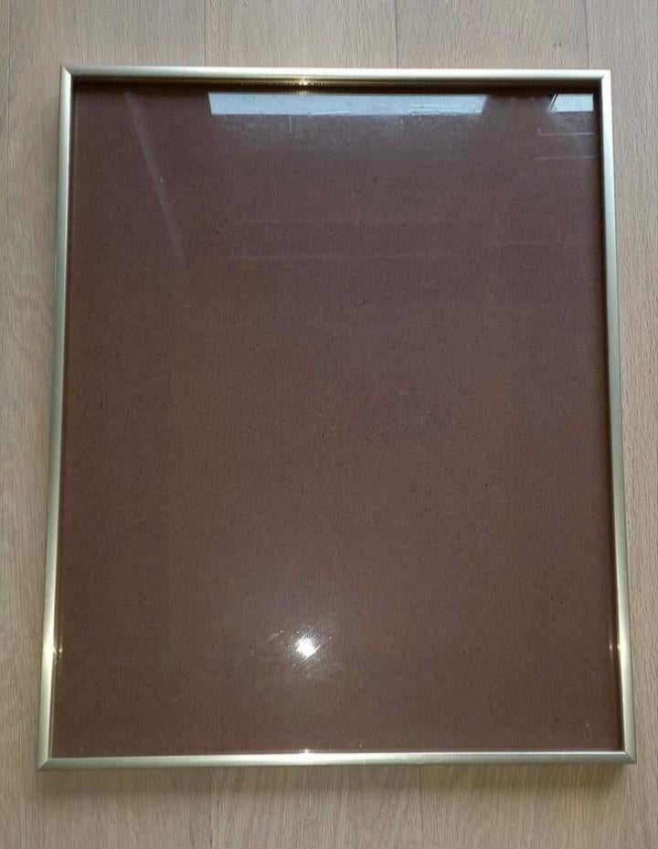 Cadre vitré doré. État neuf. 40cm x 50cm, Enlèvement, Neuf