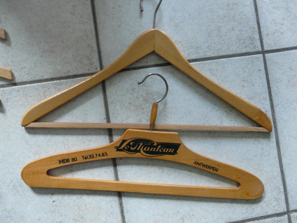 6  houten kleerhangers  waarvan enkele met reclame, Ophalen, Gebruikt, Hout, Volwassenen