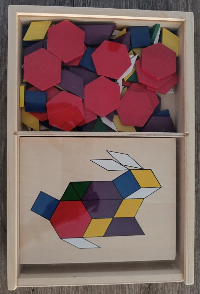 Tangram / 102 pièces et 4 plaques recto-verso, Enlèvement ou Envoi