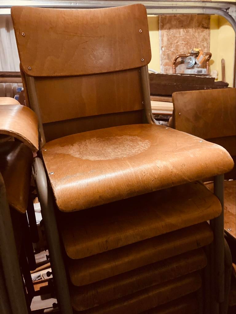 Vintage houten schoolstoelen en stapelstoelen, Ophalen