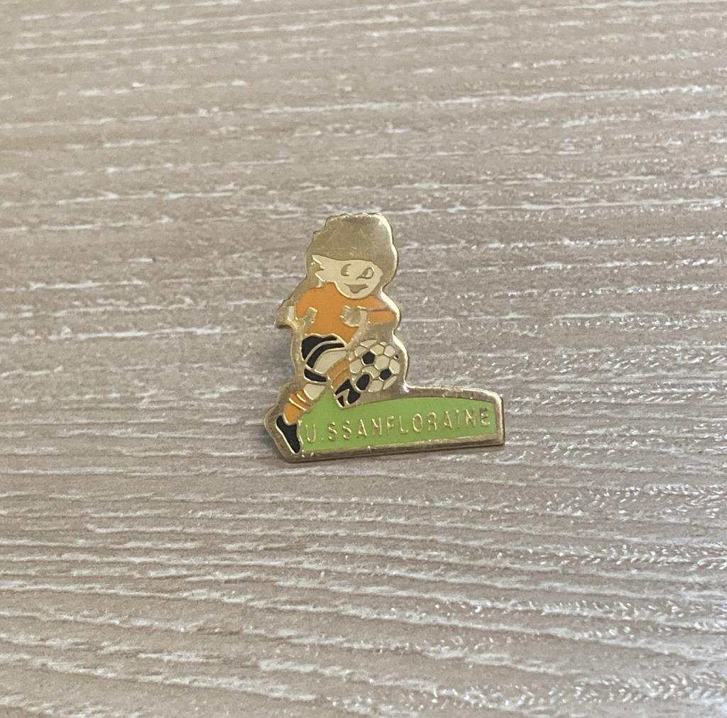 PIN - US SANFLORAINE - FOOTBALL - VOETBAL, Envoi, Utilisé, Sport, Insigne ou Pin's