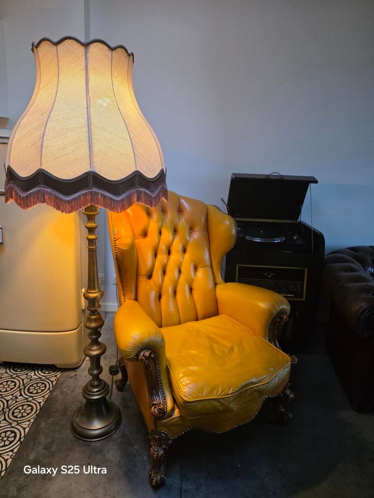 Gele chesterfield en evt. Vintage staande lamp, Ophalen