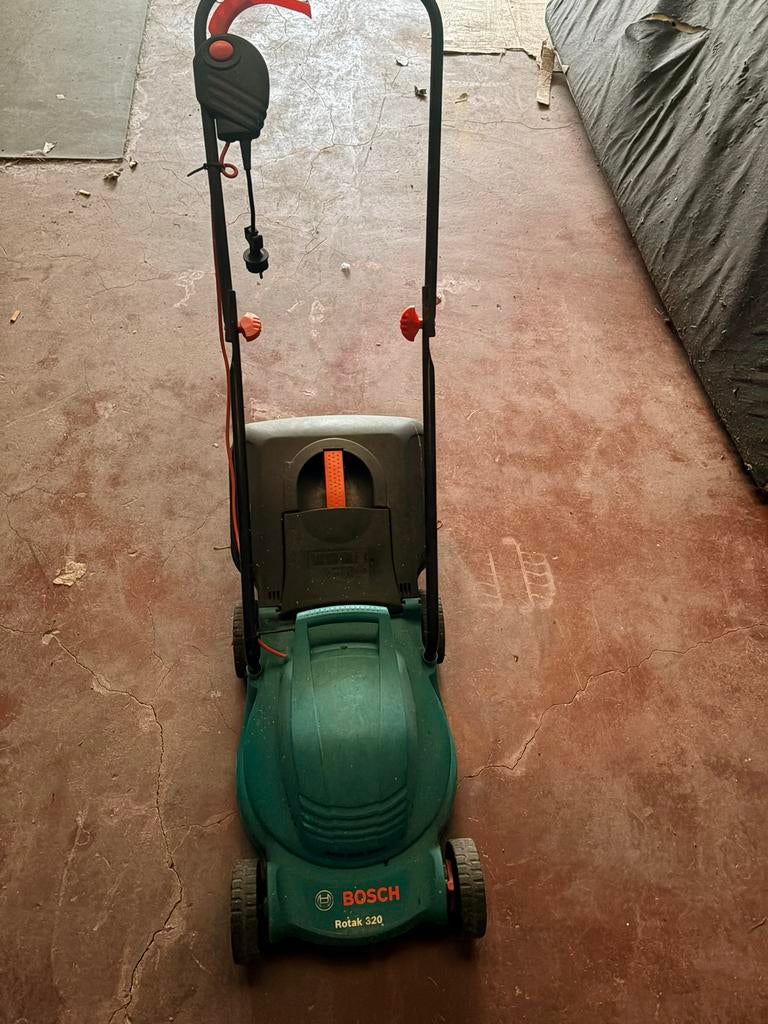 Grasmachine bosch rotak 230 elektrische, Tuin en Terras, Grasmaaiers, Ophalen, Elektrische grasmaaier, Zo goed als nieuw, Opvangbak