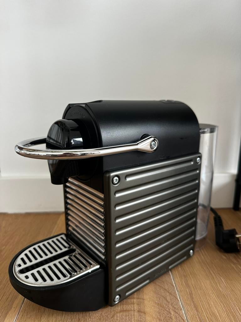 Nespresso Pixie, Electroménager, Cafetières, Utilisé, Dosettes et capsules de café, Cafetière, 4 à 10 tasses, Réservoir d'eau amovible