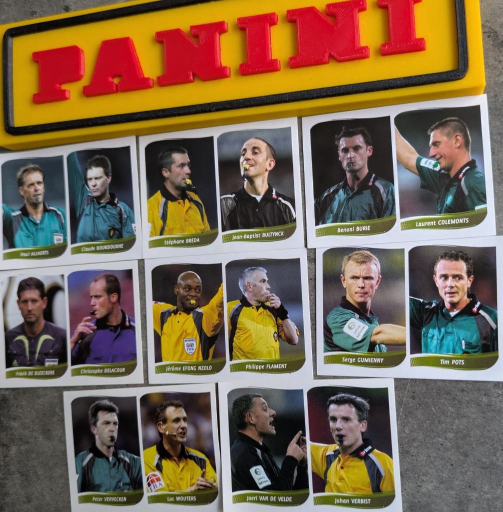 Panini football 2009 SCHEIDSRECHTERS 8 voetbal stickers 2009, Hobby en Vrije tijd, Verzenden, Nieuw