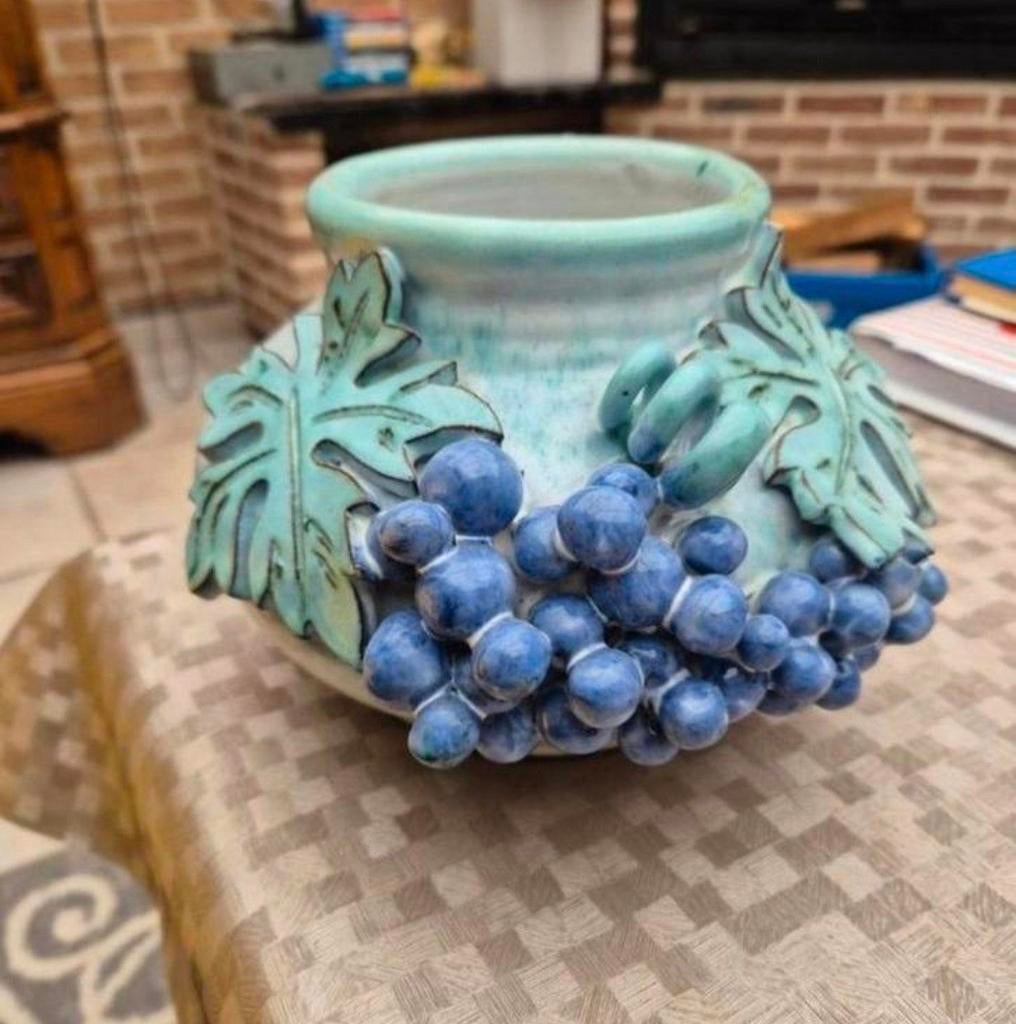 Vintage ceramische pot/ vaas met druiventros - getekend, Huis en Inrichting, Ophalen of Verzenden, Zo goed als nieuw