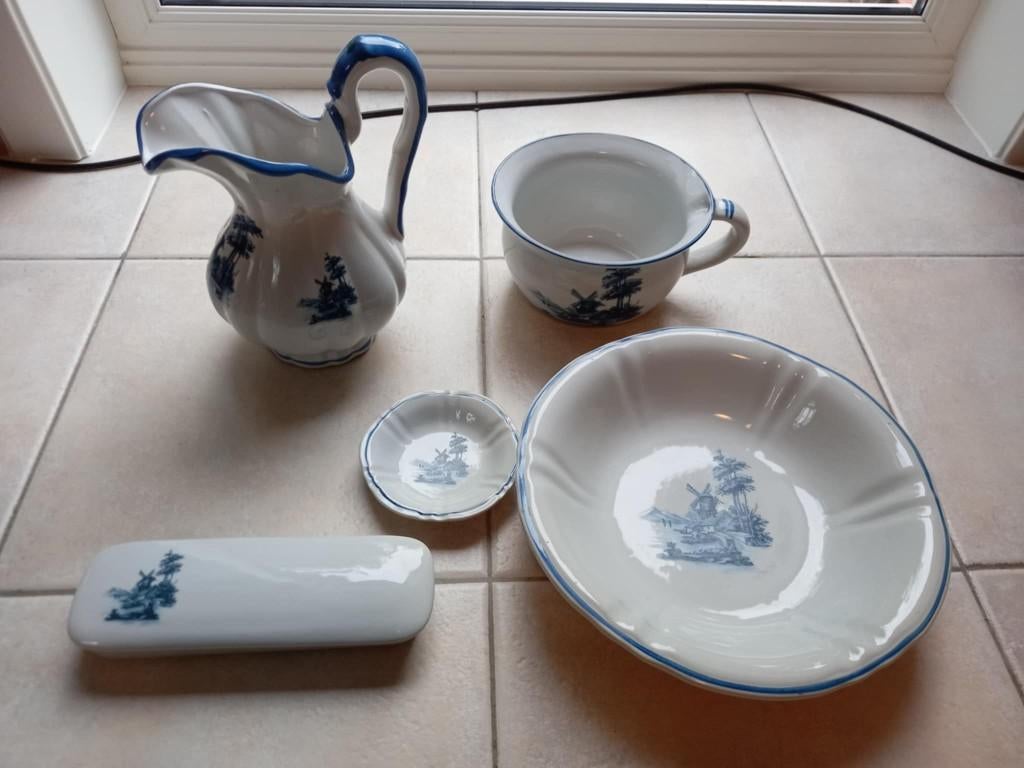 Ensemble de toilette ancien motif Delft, Antiek en Kunst, Antiek | Keramiek en Aardewerk, Ophalen