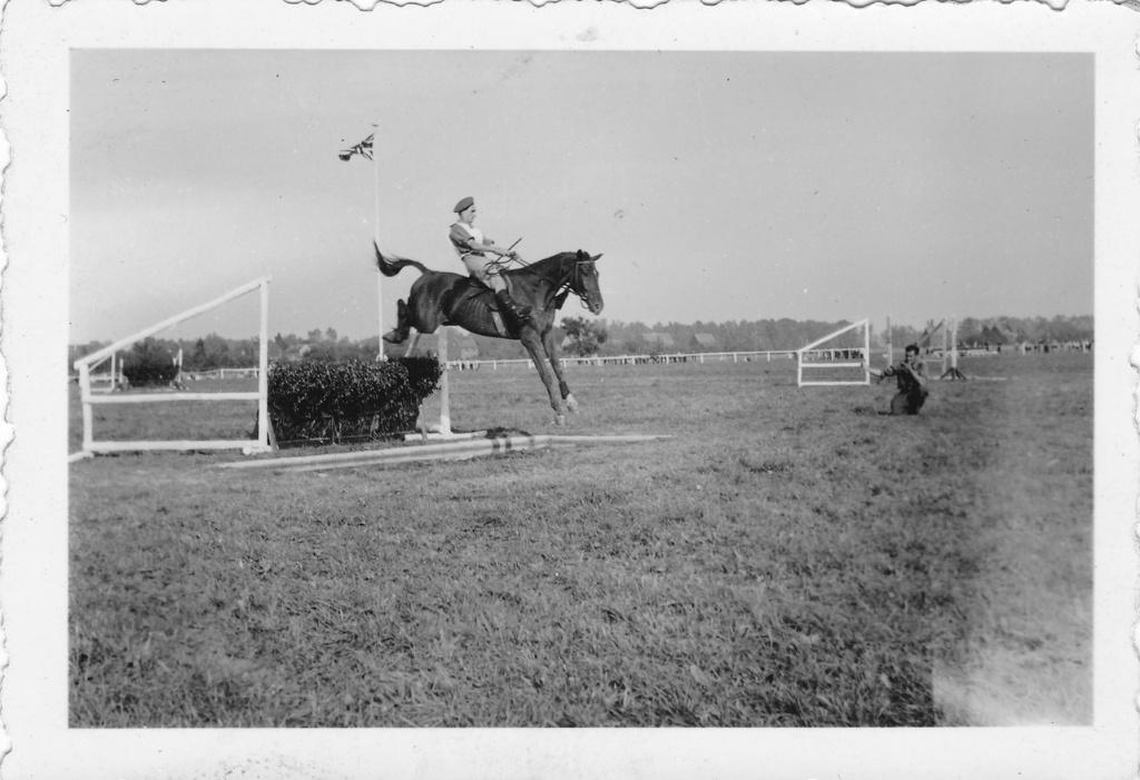 Photo orig. - Soldat anglais - tournoi de saut d'obstacles, Collections, Objets militaires | Général, Envoi, Armée de terre, Photo ou Poster