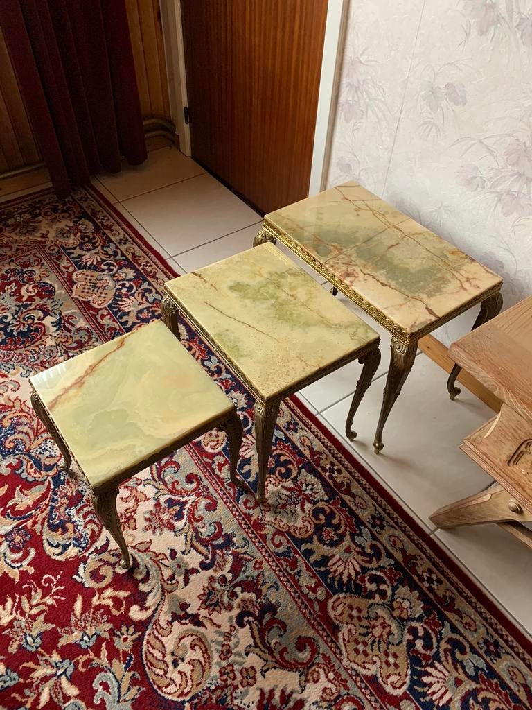 Drie antieke bijzettafels met onyx marmer en messing poten, Antiek en Kunst, Ophalen