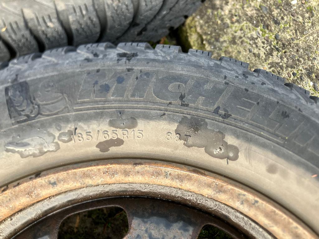 Winterbanden op metalen velg Michelin Alpin 185/65R15, Auto-onderdelen, Ophalen, Gebruikt, 15 inch, Banden en Velgen