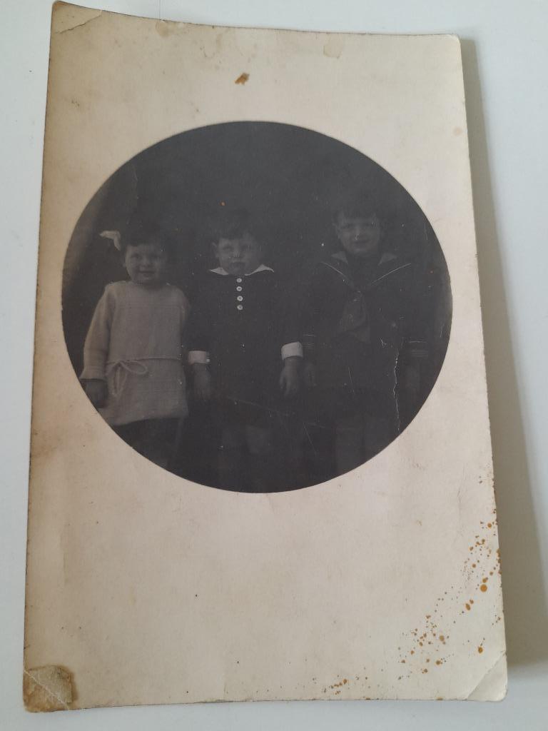 Postkaart - 3 jonge kinderen,  1930, Verzamelen, Ophalen of Verzenden, 1920 tot 1940, Ongelopen, Kinderen