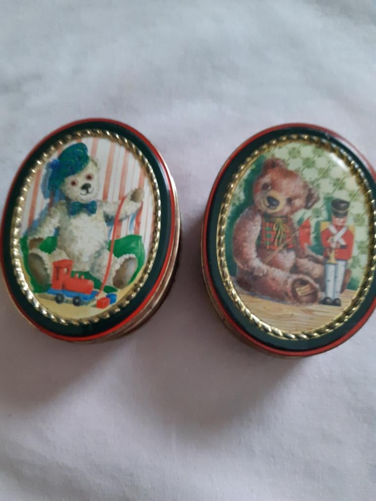2 mooie ovale blikken doosjes H. 4 cm.,L.10 cm. Br.7,5 cm., Verzamelen, Ophalen of Verzenden, Zo goed als nieuw