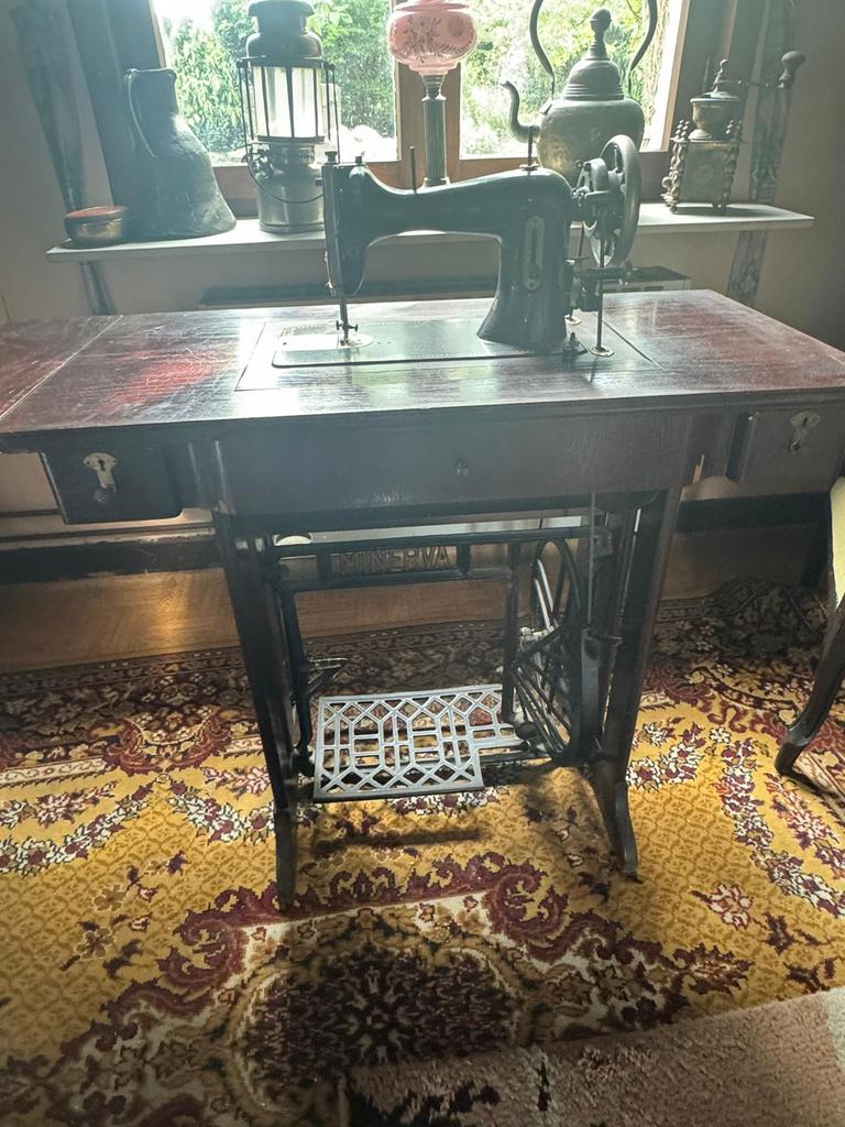 Machine à coudre ancienne Minerva, Enlèvement