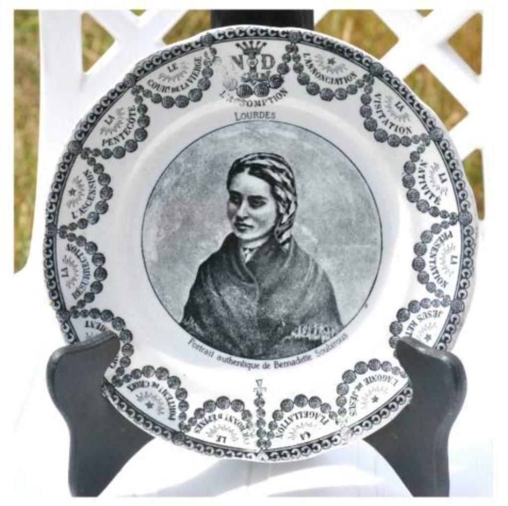 assiette religieuse lourde "portrait bernadette soubiroux  ", Antiquités & Art, Enlèvement ou Envoi