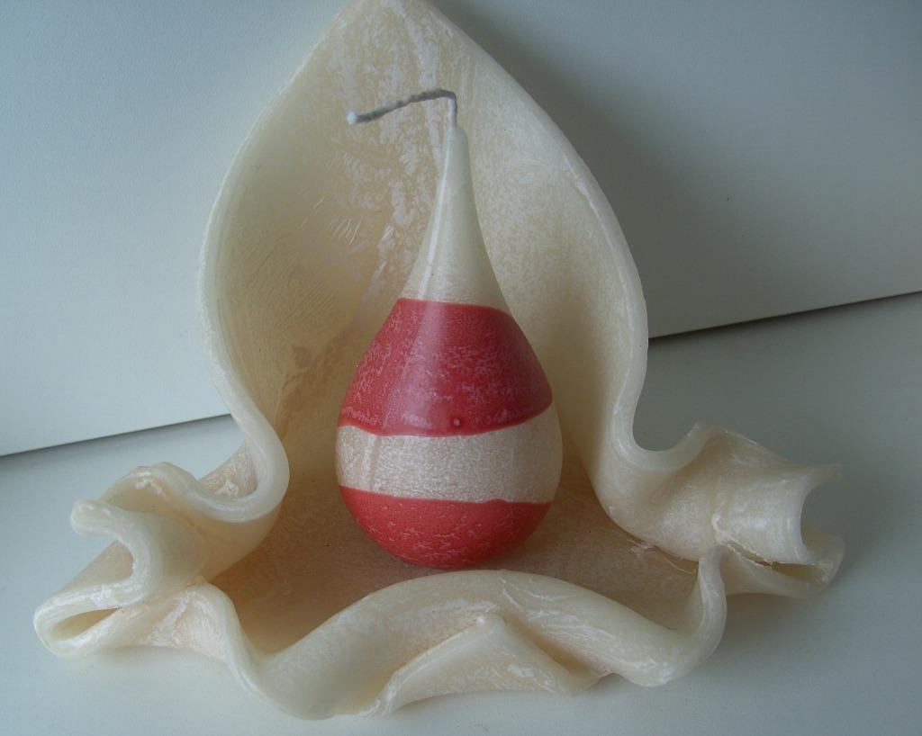 HANDGEVOUWEN KAARSEN HAND MADE ROOD ECRU BOL NIEUW, Enlèvement ou Envoi, Rouge, Bougie, Autres matériaux
