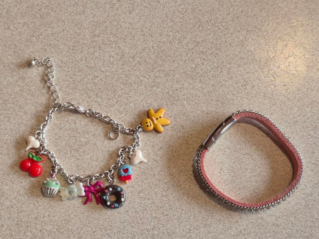 Bedelarmband en glitterarmband, Handtassen en Accessoires, Armbanden, Overige materialen, Gebruikt, Overige kleuren, Met bedels of kralen