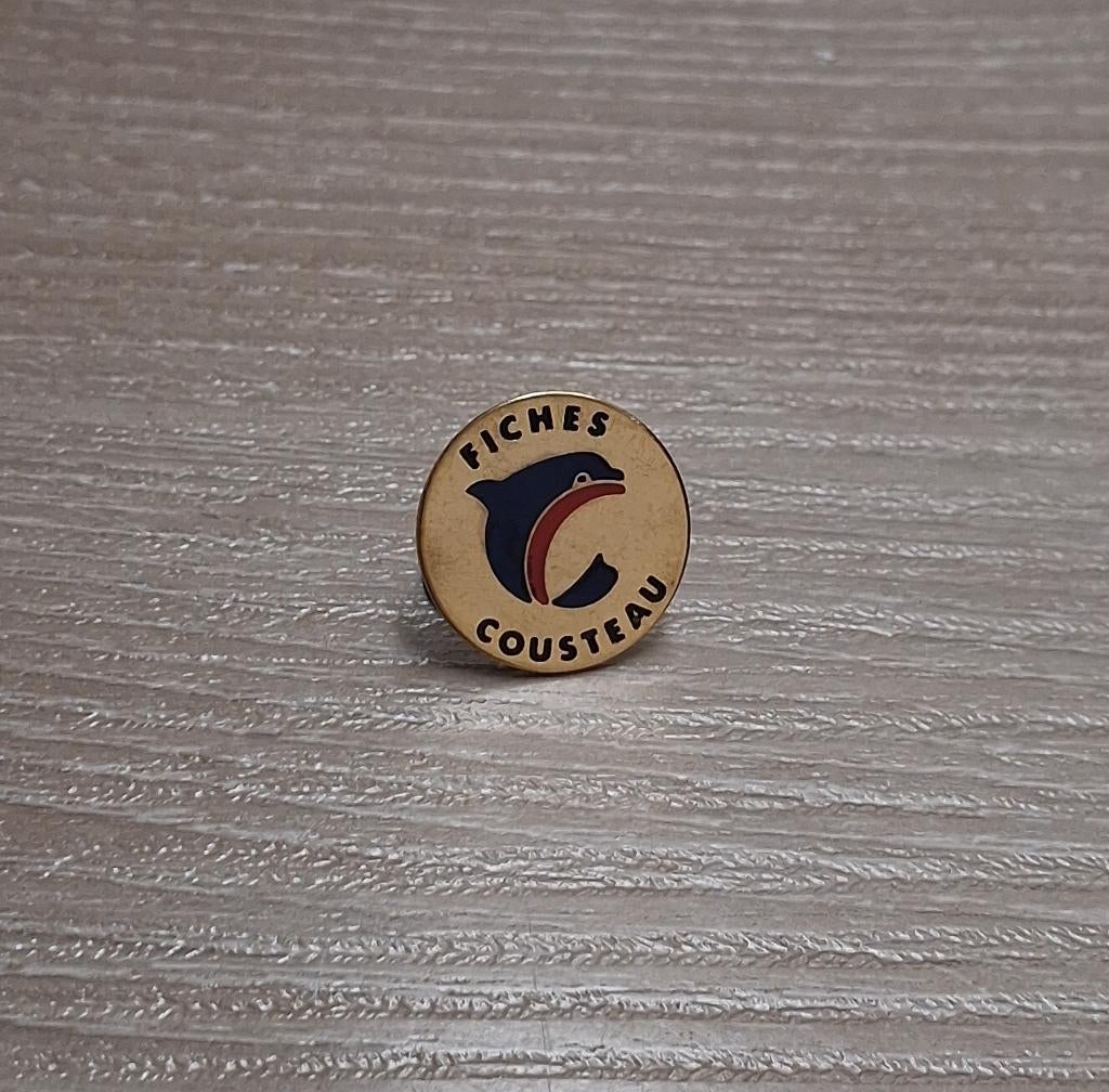 PIN - FICHES COUSTEAU - DOLFIJN - DAUPHIN, Envoi, Utilisé, Autres sujets/thèmes, Insigne ou Pin's