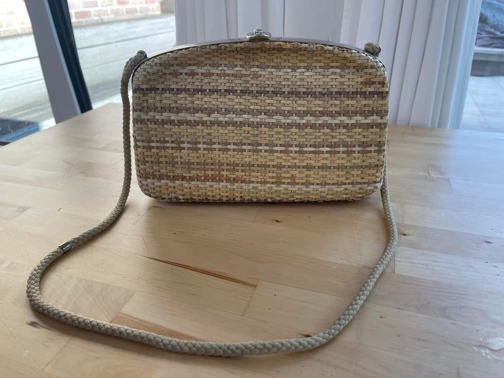 Handtas in riet met koper sluiting, Handtassen en Accessoires, Tassen | Damestassen, Ophalen, Gebruikt, Handtas