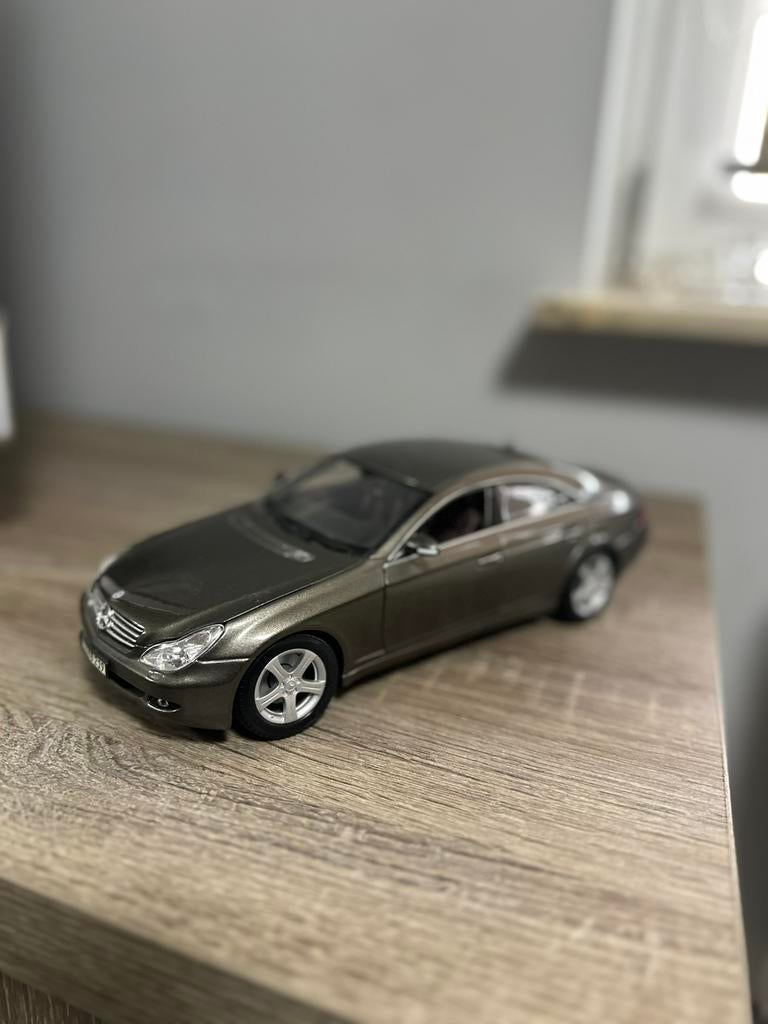 Meecedes w219 CLS 1:18, Hobby en Vrije tijd, Modelauto's | 1:18, Zo goed als nieuw, Auto, Maisto, Ophalen
