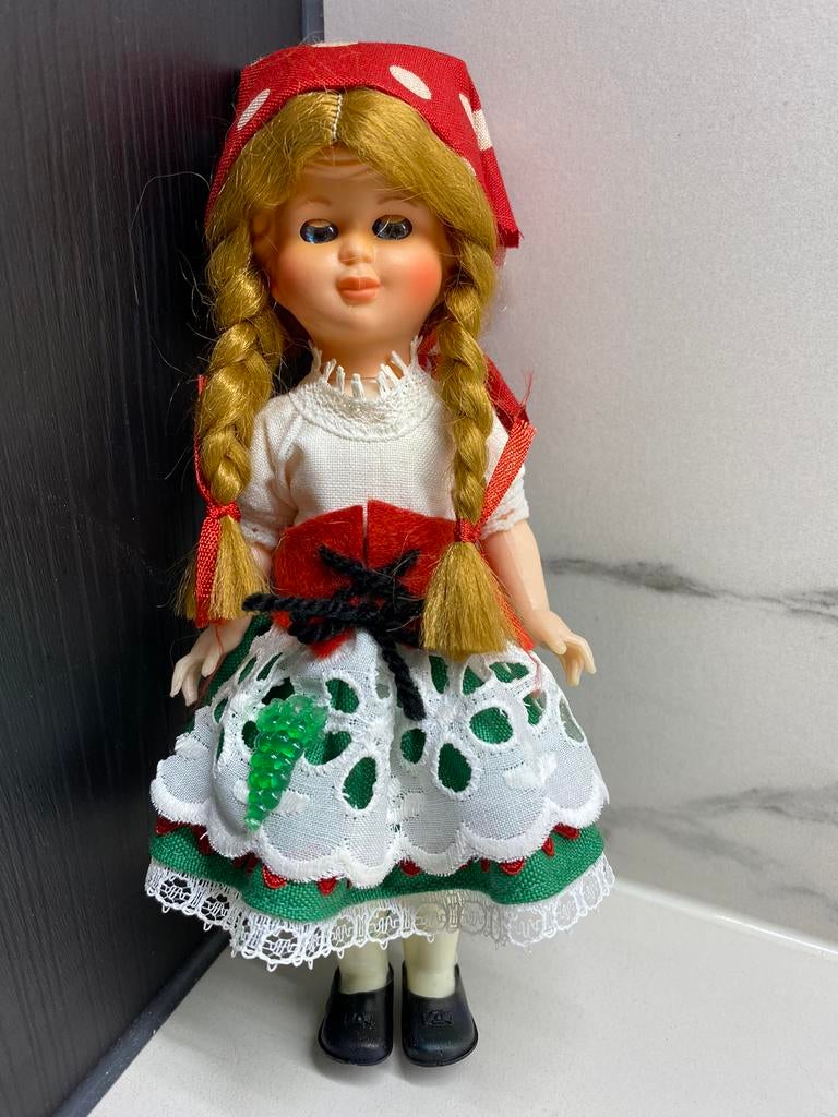 Vintage pop meisje uit Duitsland - Winzerin, Verzamelen, Ophalen of Verzenden, Zo goed als nieuw, Pop