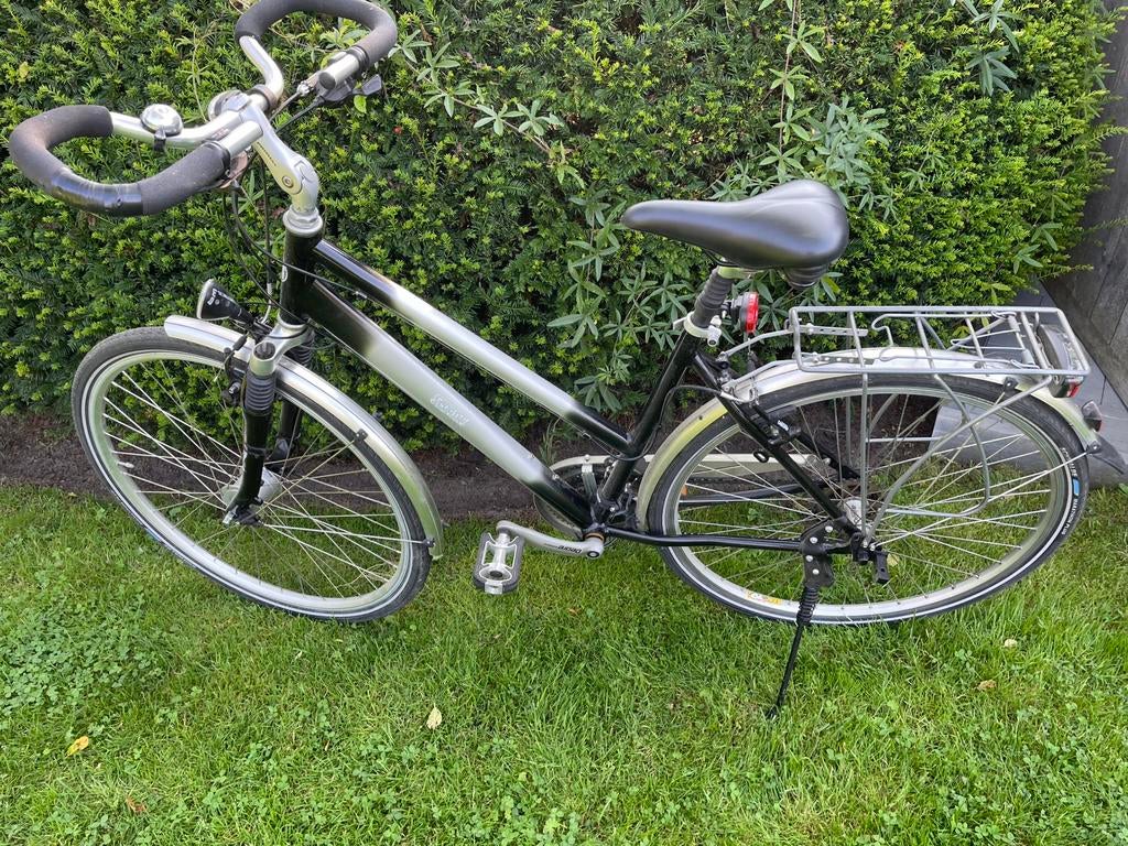Zwarte trekking dames fiets in zeer goede staat, Fietsen en Brommers, 28 inch, Gebruikt, 15 tot 20 versnellingen, 50 tot 53 cm