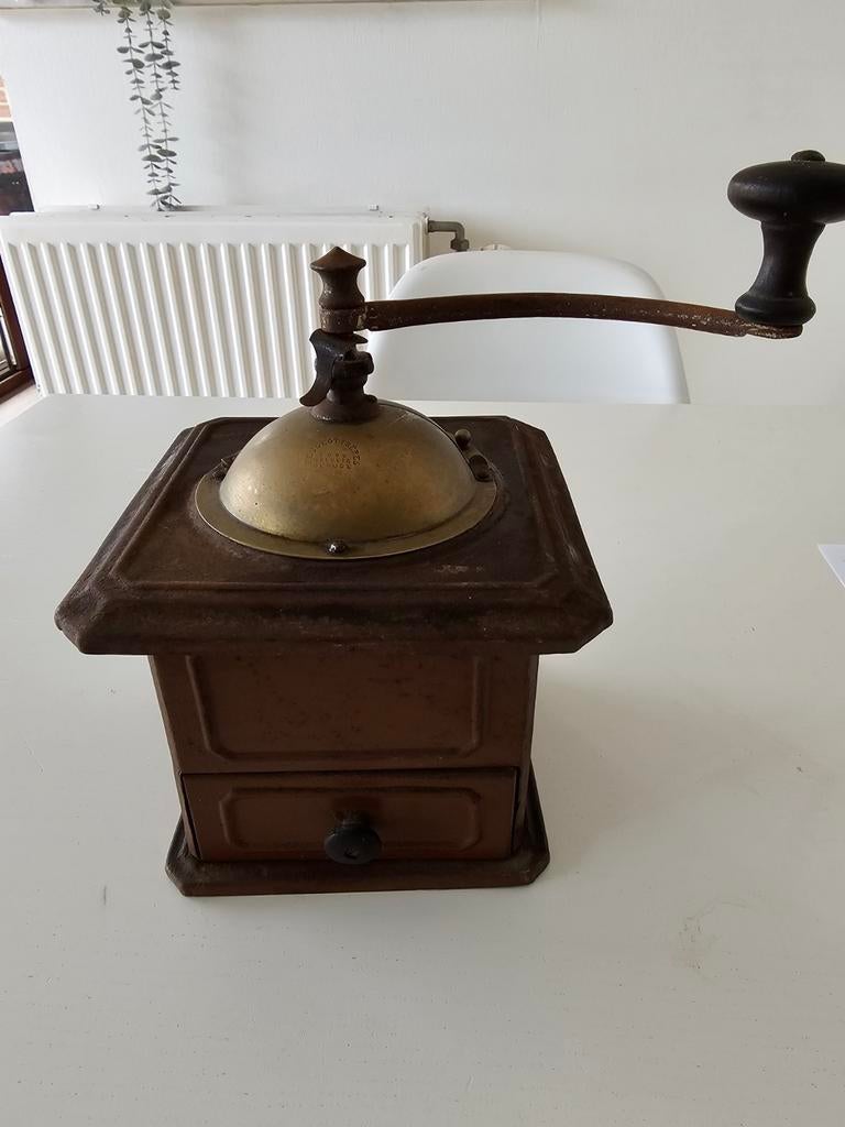 Antieke franse koffiemolen in metaal
Peugeot freres, Antiek en Kunst, Ophalen of Verzenden