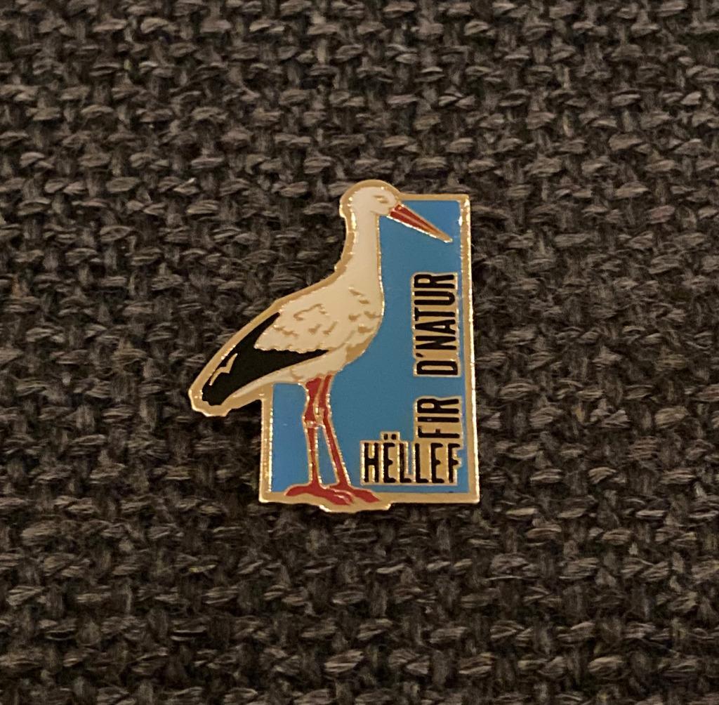 PIN - HËLLEF FIR D'NATUR - OOIEVAAR - CIGOGNE, Envoi, Utilisé, Animal et Nature, Insigne ou Pin's